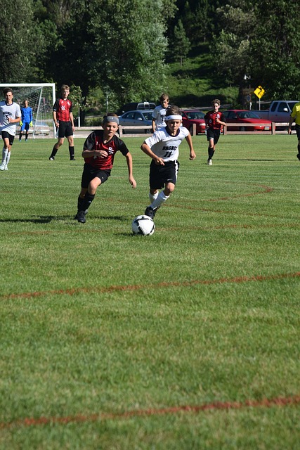 球星突破防线送出制胜球